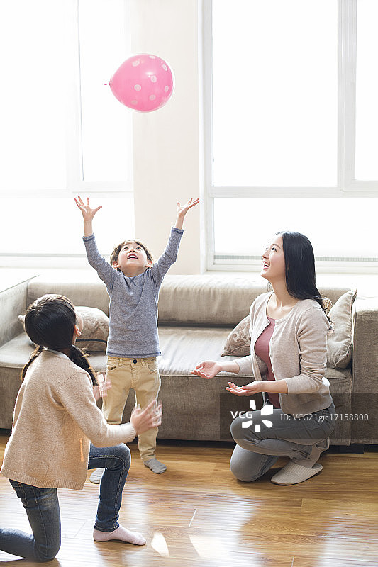 快乐的年轻家庭玩气球图片素材