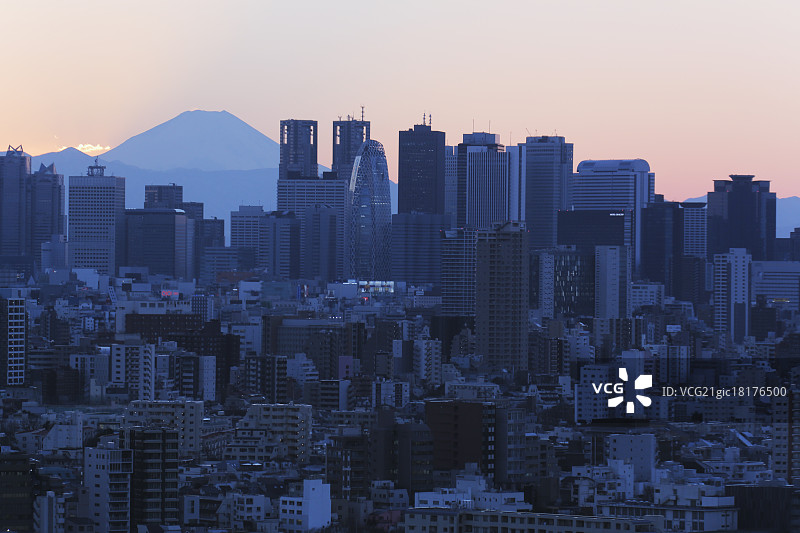 富士山和日本东京的城市景观图片素材