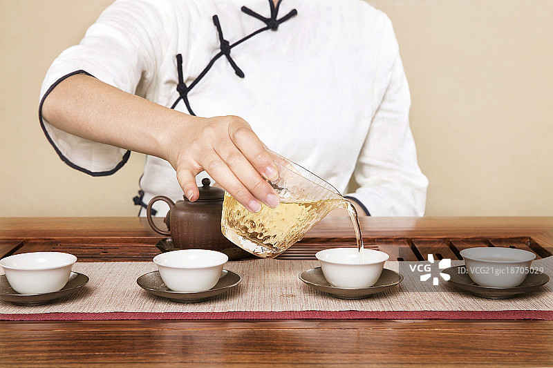 女茶艺师在沏茶图片素材