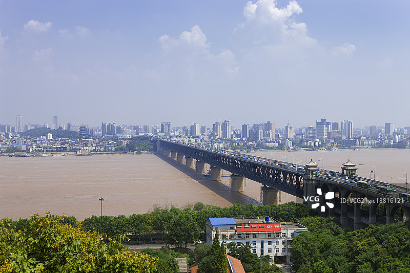 中华人民共和国湖北省武汉市桂山公园的长江和武汉长江大桥图片素材
