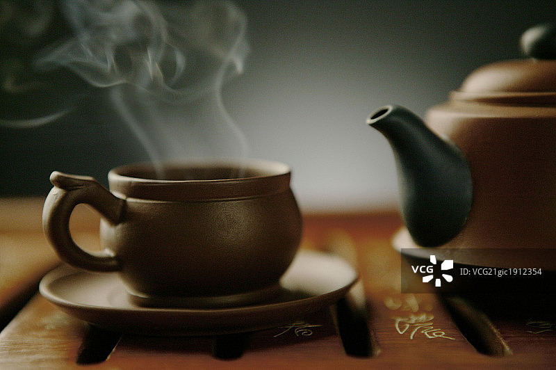 中国的茶壶和茶杯中的热茶图片素材