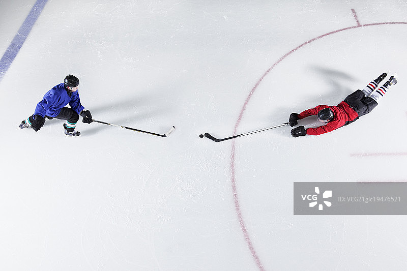 俯视曲棍球运动员跳水冰球在冰上图片素材