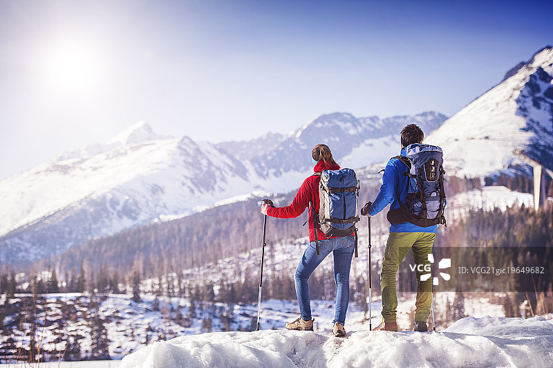 一对夫妇在冬季户外徒步旅行图片素材