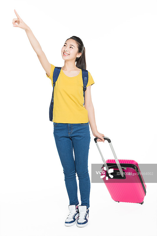 年轻女孩拉着行李箱图片素材