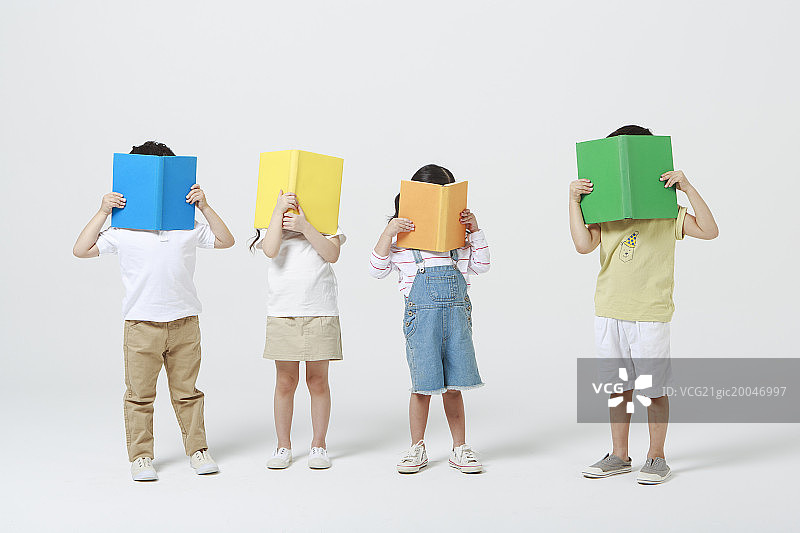 一群拿着书遮住脸的孩子图片素材
