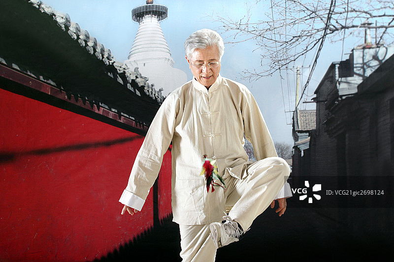 oriental senior man playing traditional toy图片素材