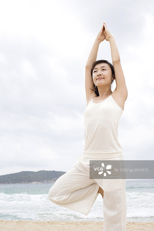 女子海边瑜珈举双手图片素材