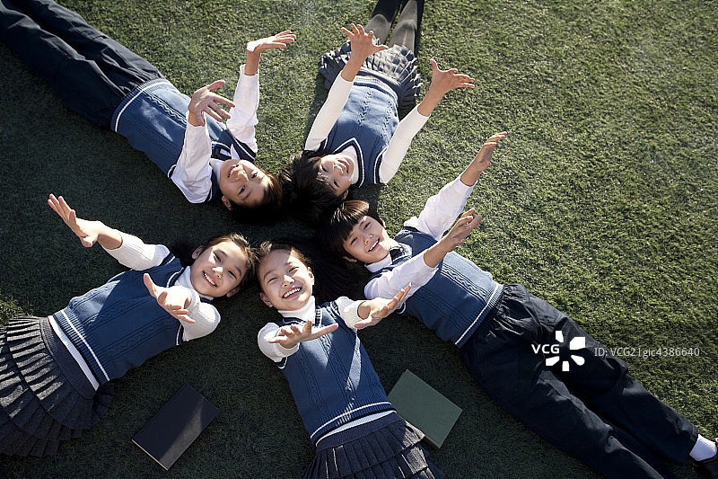 小学生躺在草地上图片素材