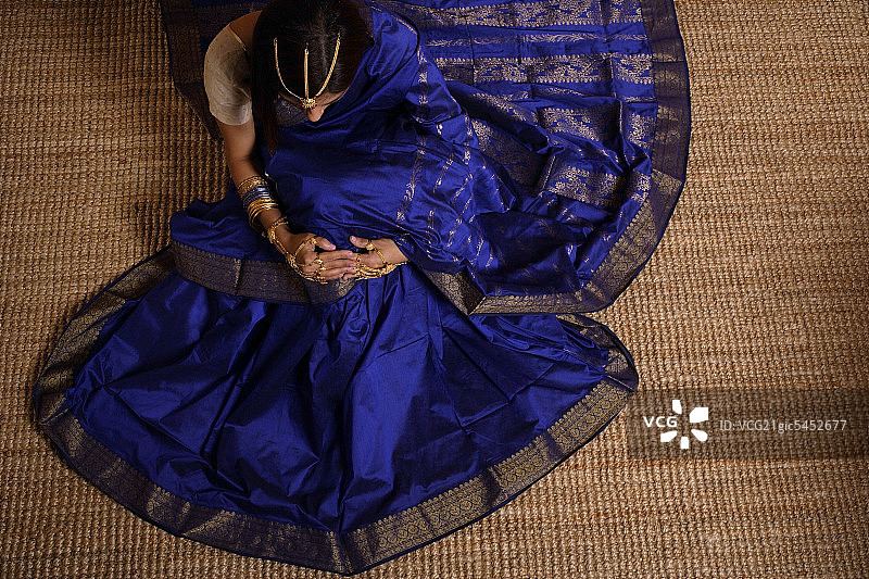 穿着纱丽和婚礼珠宝的印度妇女图片素材