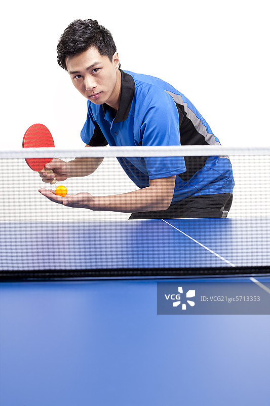 乒乓球运动员发球图片素材