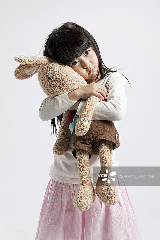 小女孩抱着玩具兔子图片素材