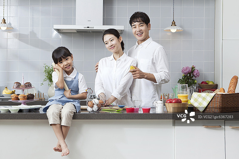 幸福的家庭在厨房图片素材