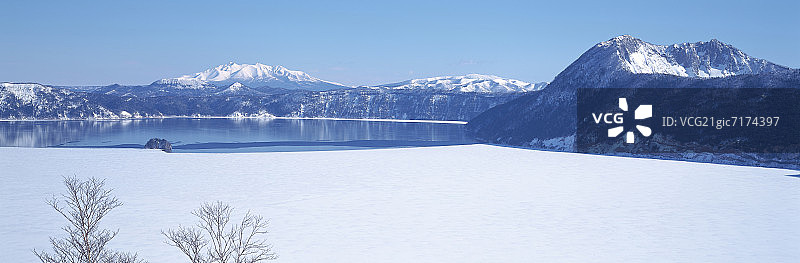 日本北海道立贺，马淑湖及周边山脉的冬季图片素材