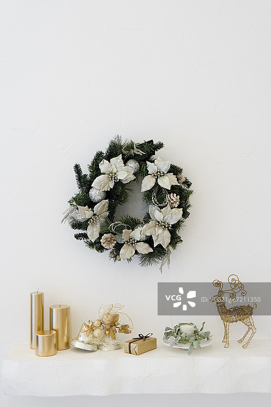 圣诞花环和圣诞装饰品，白色背景图片素材