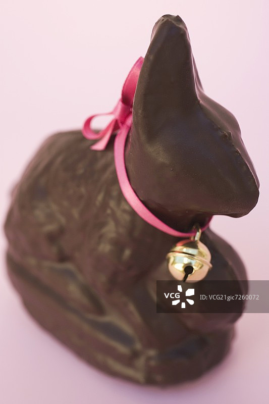 巧克力复活节兔子，粉红色蝴蝶结和小铃铛图片素材