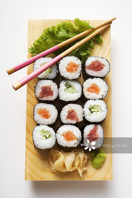 寿司板上有鱼和黄瓜的真寿司图片素材