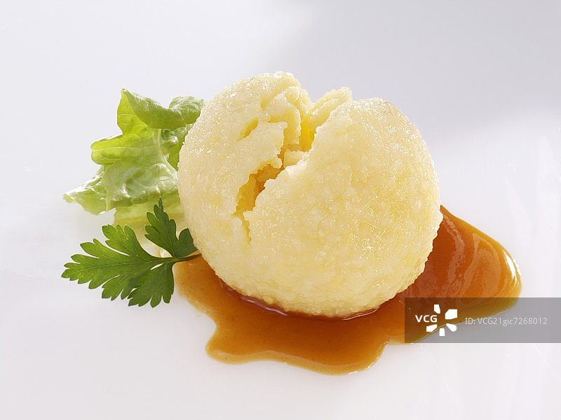 加肉汁和欧芹的土豆饺子图片素材