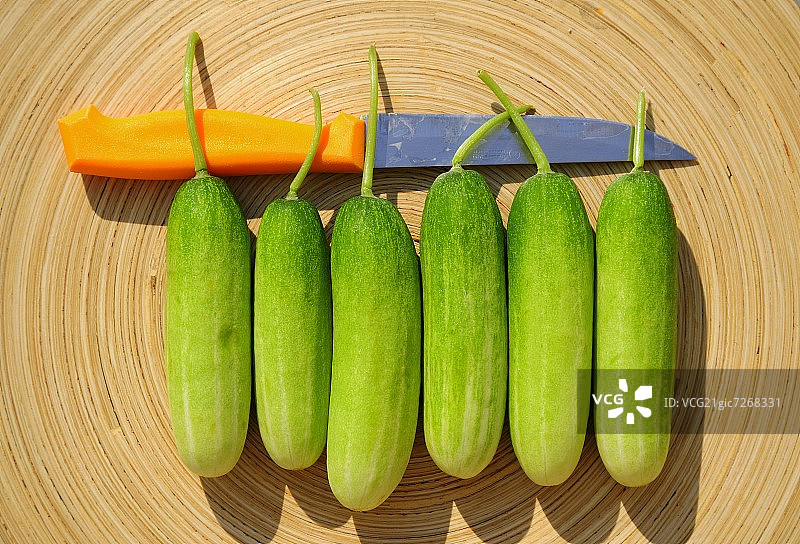 六根黄瓜和刀图片素材