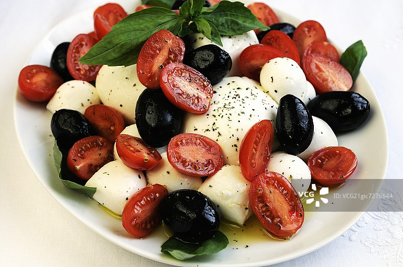 马苏里拉奶酪配西红柿，罗勒和橄榄图片素材
