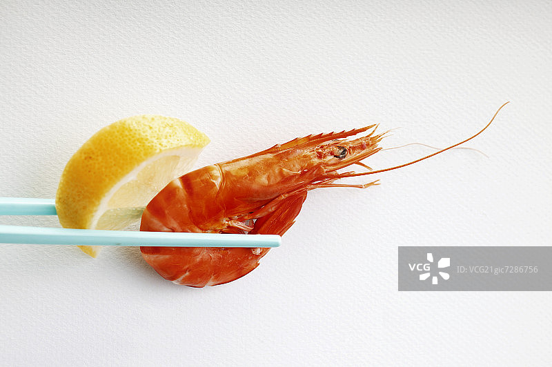 用筷子夹上柠檬虾图片素材