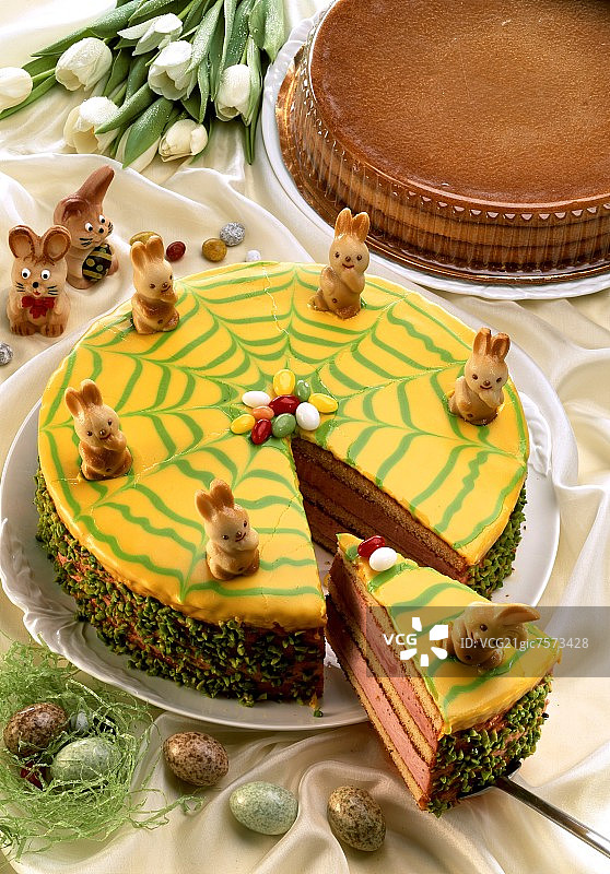 用小兔子装饰的复活节蛋糕图片素材