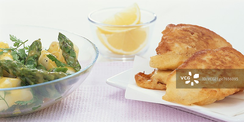 油炸鱼糊配芦笋和香草沙拉图片素材