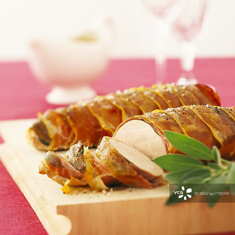 菠菜和培根包裹的猪肉里脊图片素材