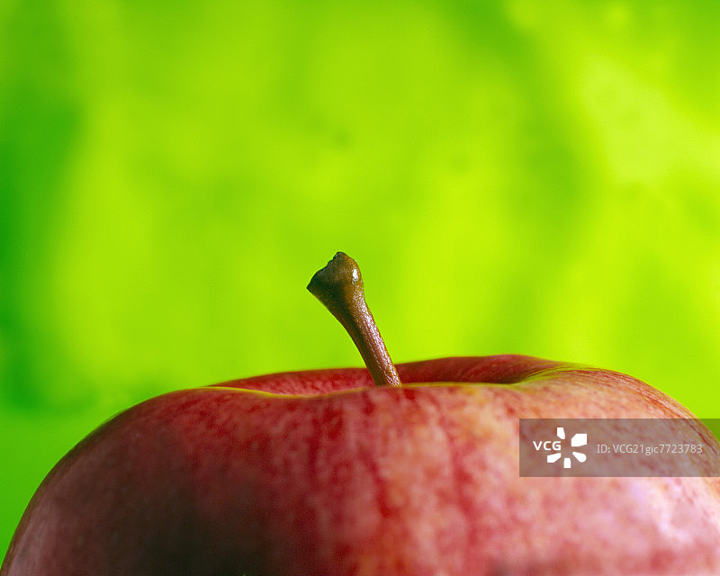 红苹果的顶端;绿色背景图片素材