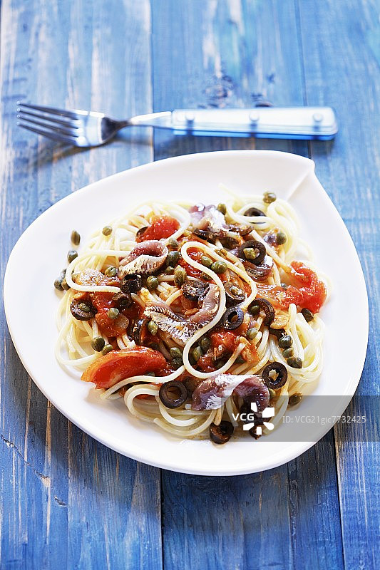 意大利面配西红柿、凤尾鱼、橄榄和酸豆图片素材