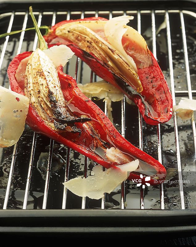 烤红辣椒配菊苣和帕尔马干酪图片素材