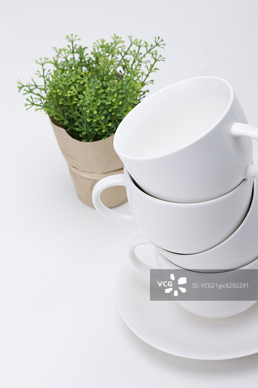 堆叠的白色咖啡杯和花盆图片素材