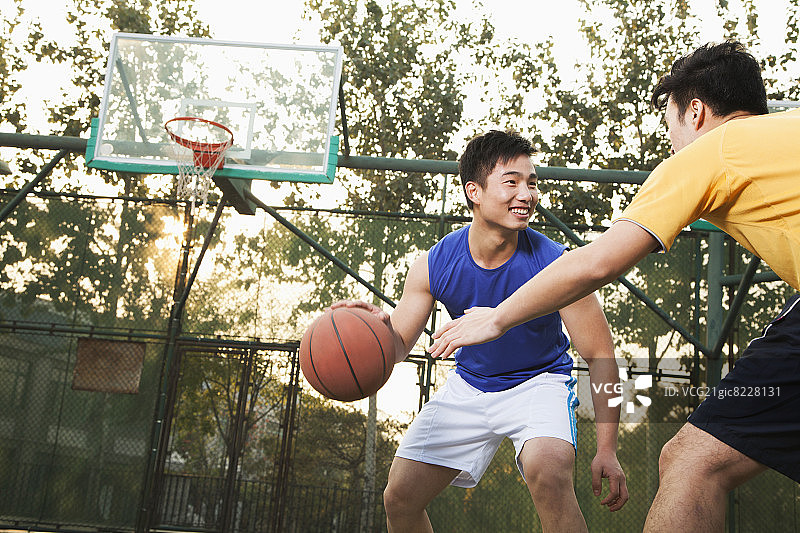 两个街头篮球运动员在篮球场上图片素材