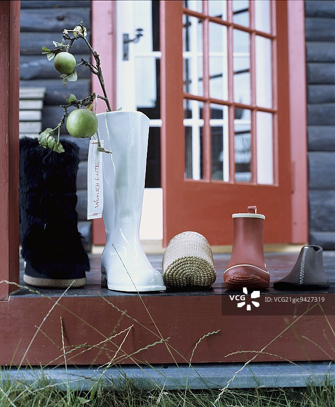 鞋子、靴子和装在靴子形状的花瓶里的苹果放在阳台上送给圣尼古拉图片素材