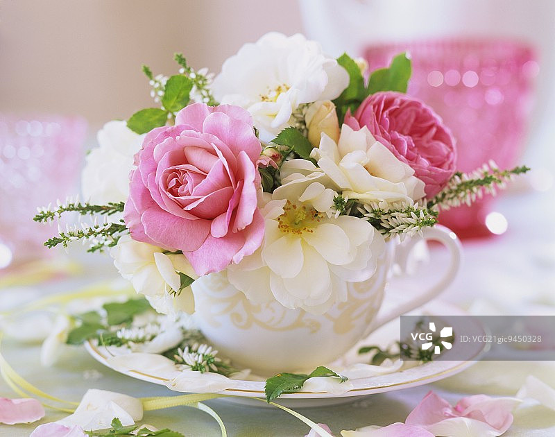 白色和粉色的玫瑰和石南花在一个杯子里图片素材