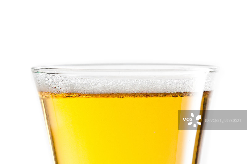 在白色的背景下，在满杯啤酒的顶部图片素材