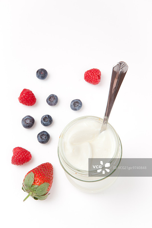白色背景下的白酸奶和浆果图片素材