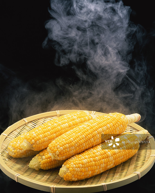 蒸熟的玉米图片素材