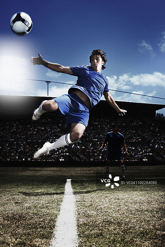 踢足球的足球运动员图片素材
