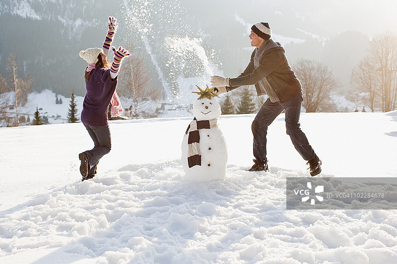 夫妻做雪人图片素材