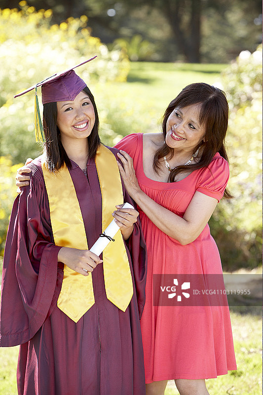微笑的年轻亚洲女人和妈妈。图片素材