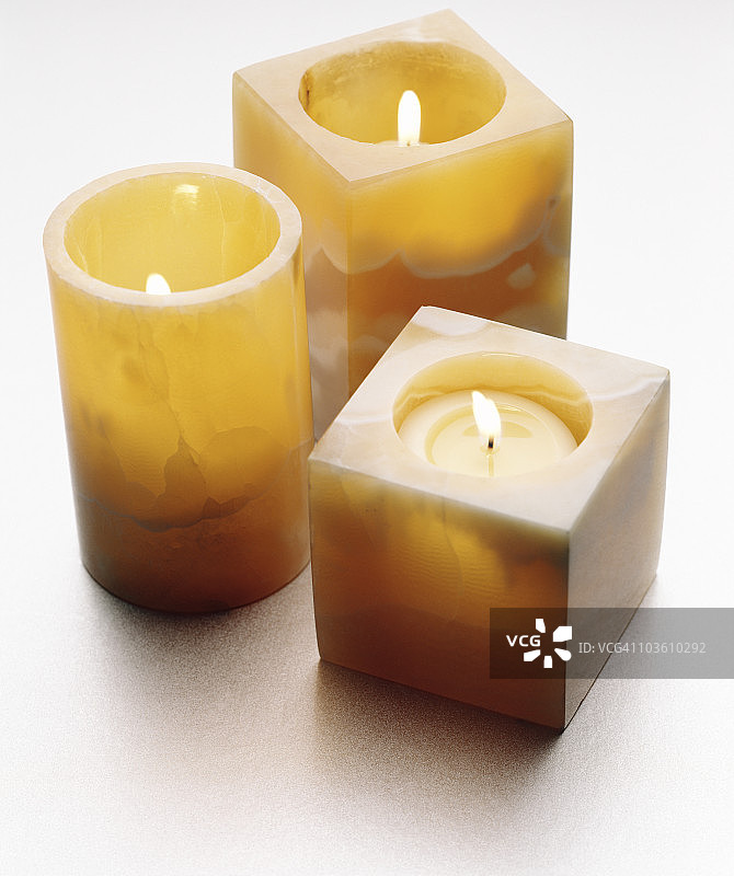 几何雪花石膏烛台与蜡烛图片素材
