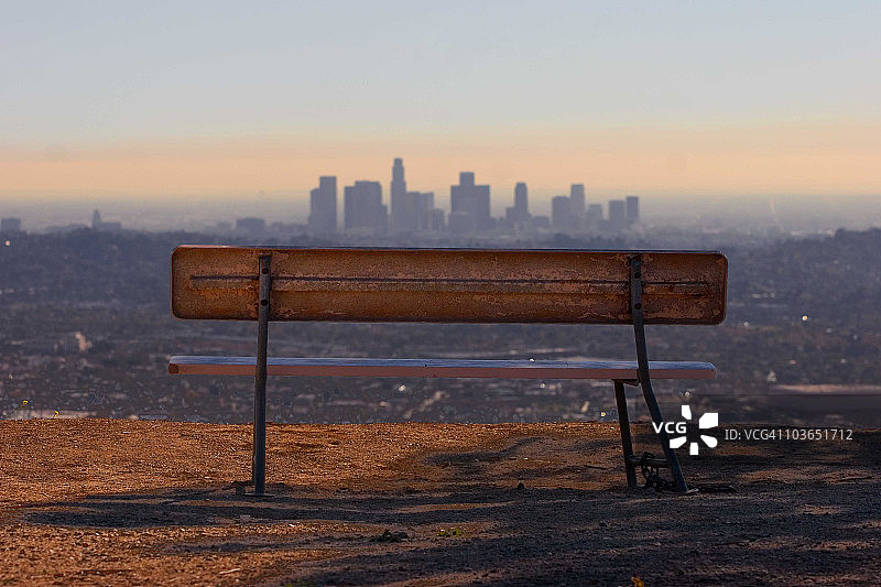 俯瞰洛杉矶市中心的公园长椅图片素材