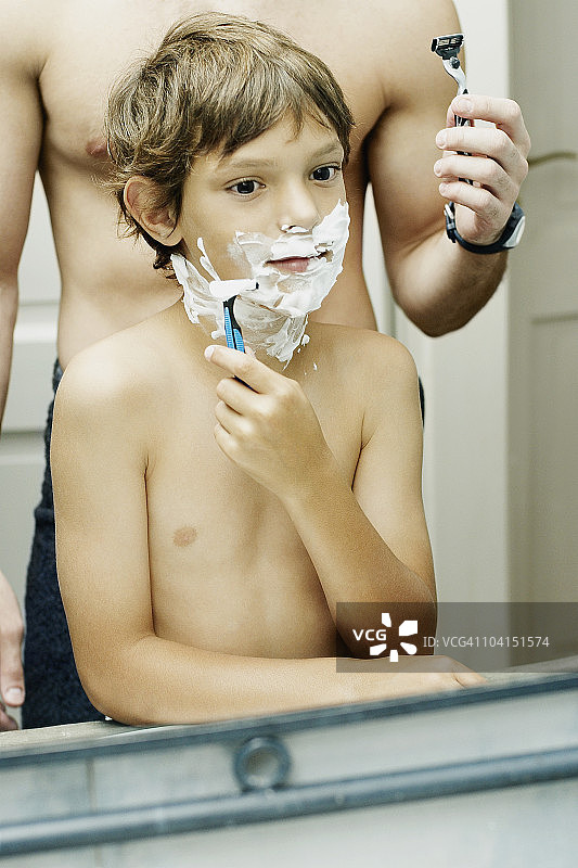 镜子里的男孩在刮胡子图片素材