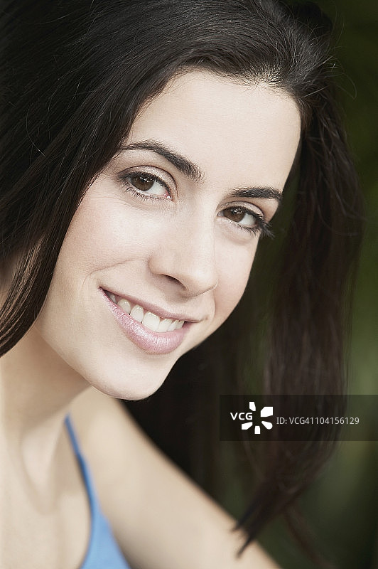 一个微笑的年轻女子的肖像图片素材