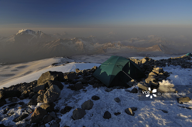 俄罗斯高加索山脉，冰雪覆盖的山上的帐篷图片素材