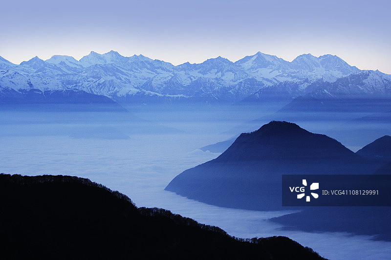 意大利阿尔卑斯山和湖泊的冬天图片素材