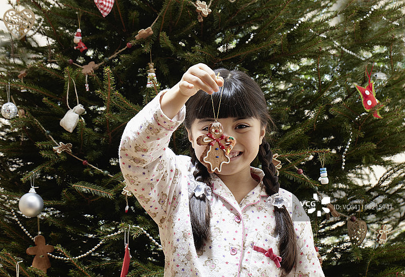 小女孩拿着圣诞装饰品图片素材