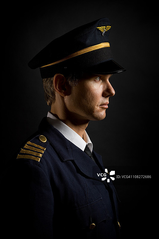 航空公司飞行员的肖像，低调图片素材
