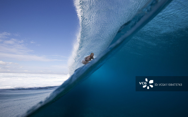 女冲浪者在云破斐济图片素材