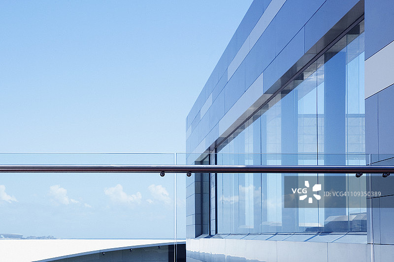 现代建筑阳台上的玻璃栏杆图片素材